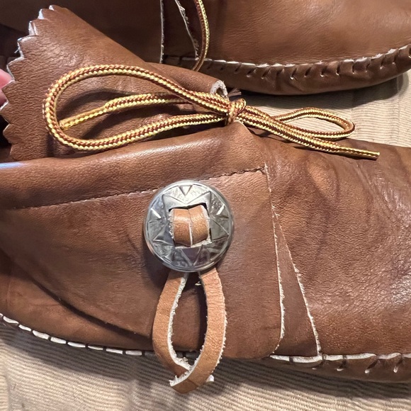 SOLD!! 8.5 TAOS Comfort Leather Mocs Shoes Southwestern Concha Tribal - Picture 4 of 13